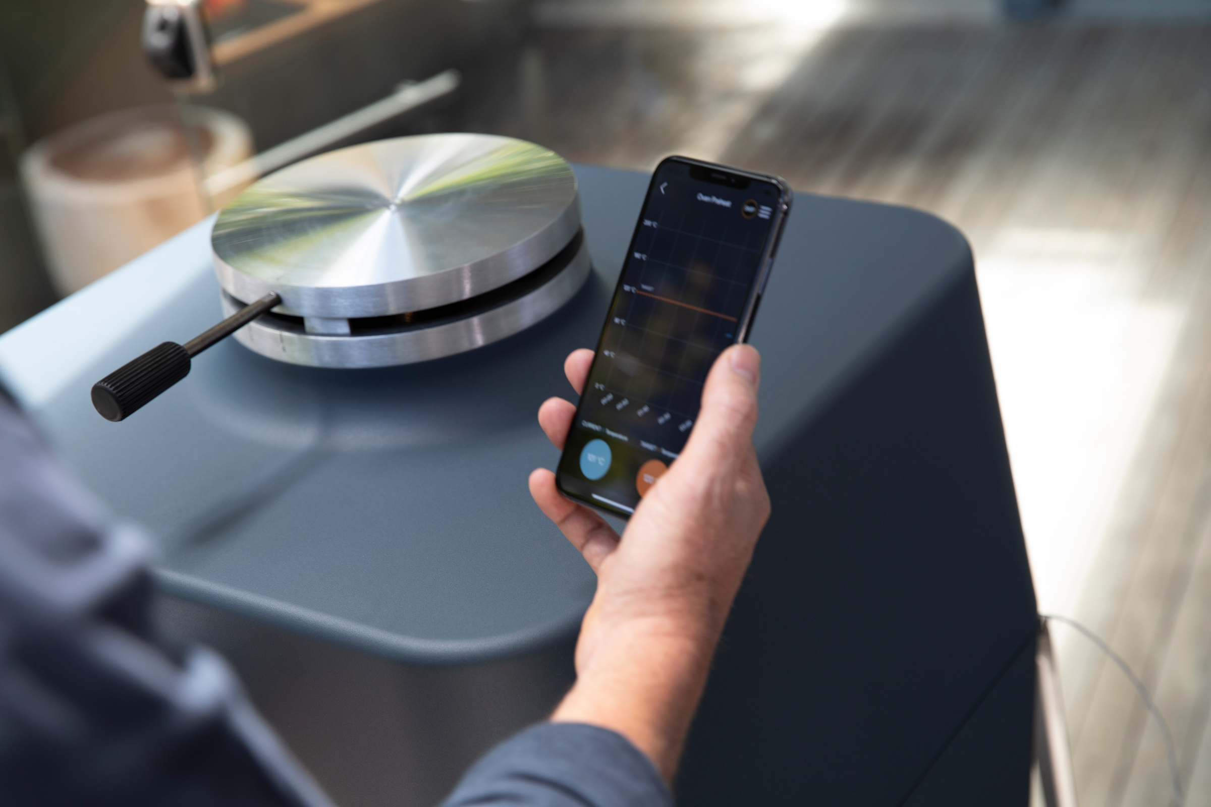 4K BBQ Graphite Bluetooth App Connectivity